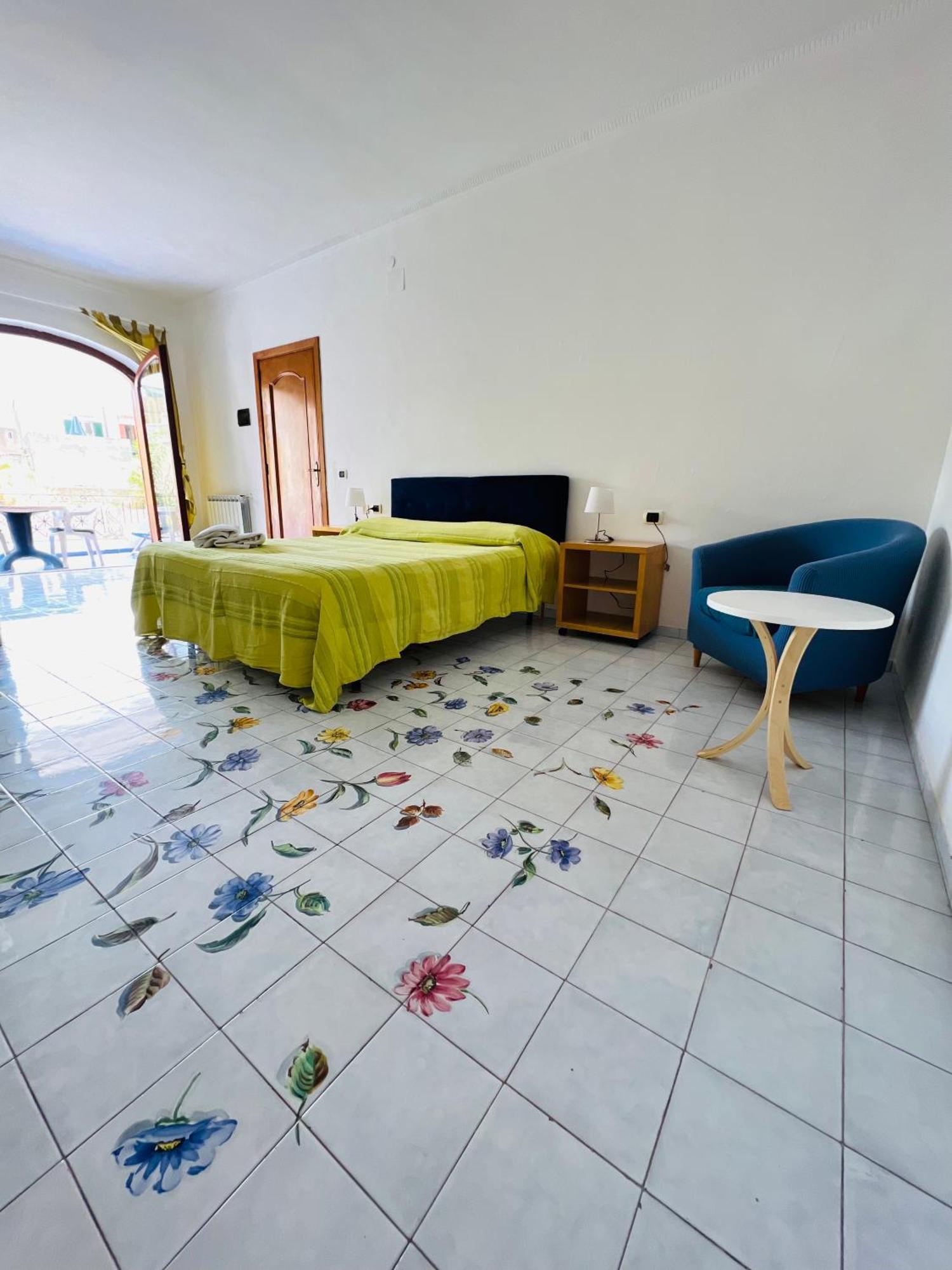 Villa Thomas Bb Conduzione Familiare Forio  Ruang foto